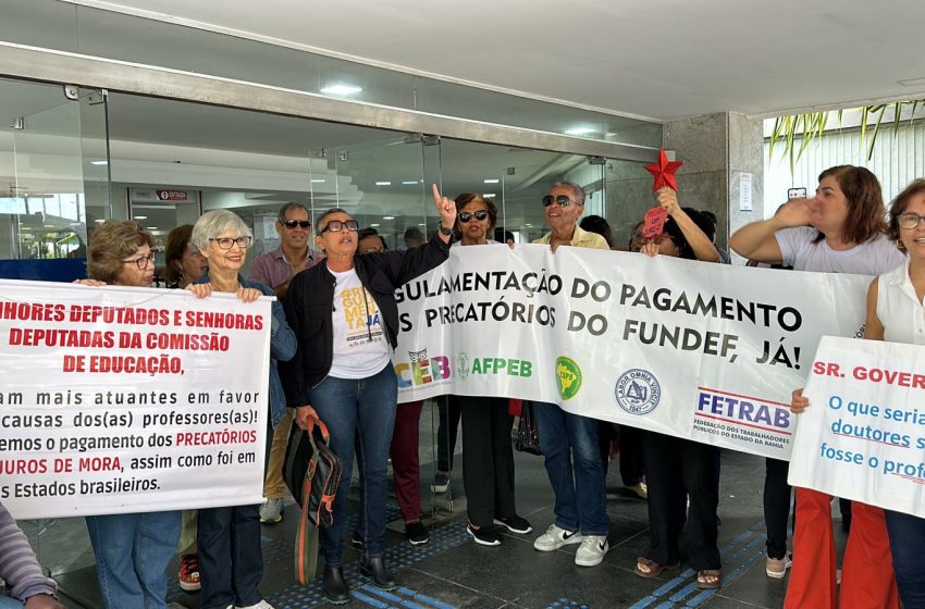  Professores da rede estadual protestam na ALBA e anunciam reunião com a PGE