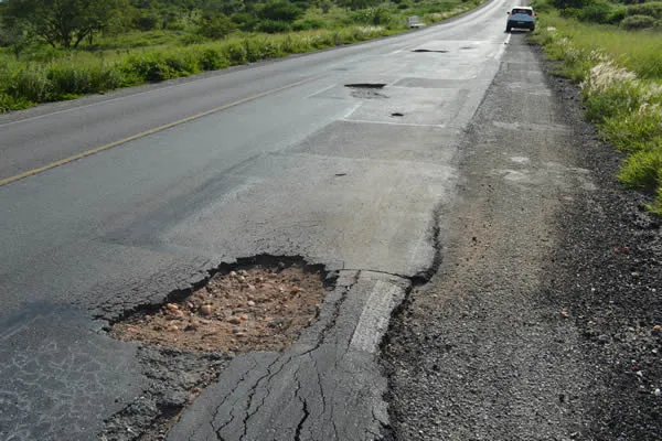  ViaBahia pode ser multada em R$ 6 milhões por descaso com o asfalto da BR-324