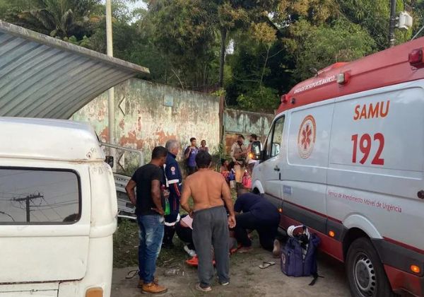  Criança fica ferida após transporte escolar bater em muro na capital baiana