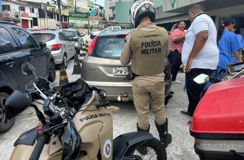  Policiais militares ajudam mulher em trabalho de parto presa no trânsito de Salvador