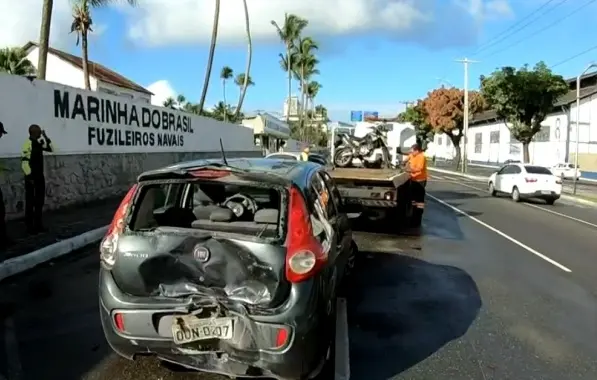  Motociclista fica ferido após bater contra traseira de carro em Salvador