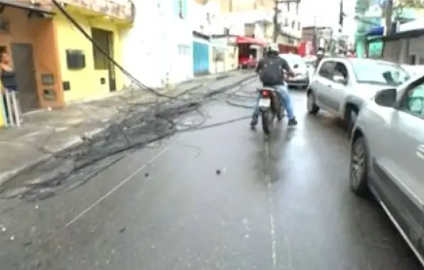  Fiação pega fogo na via principal de Pernambués