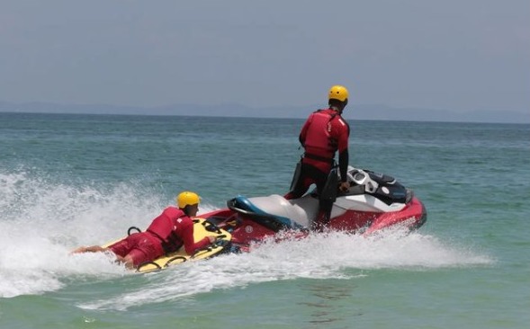  Bombeiros reforçam buscas a rapaz que desapareceu após mergulhar na praia de Ondina