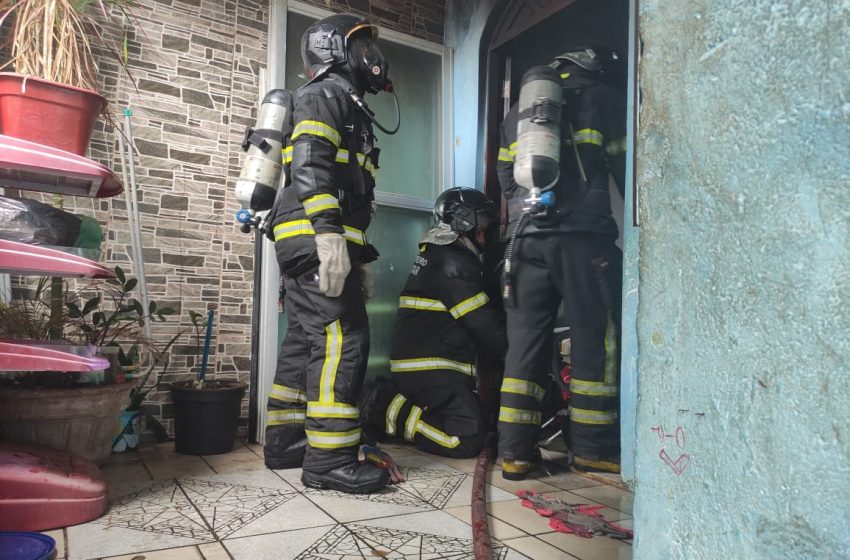  Bombeiros debelam incêndio em imóvel no Imbuí