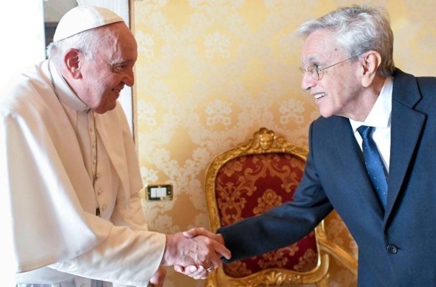  Caetano Veloso leva carta para Papa Francisco no Vaticano