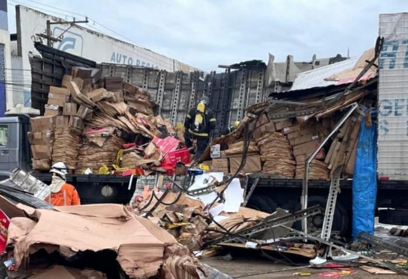  Bombeiros debelam incêndio em caminhão baú após 4 horas de atuação na Bahia