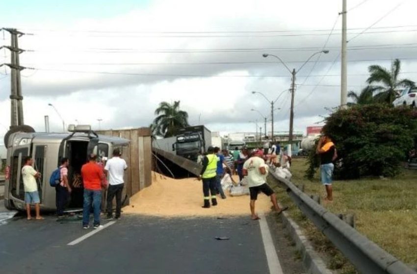  Carreta que transportava soja tomba na BR-324