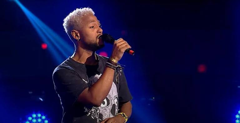  Cantor Baiano faz todos os jurados virarem a cadeira no The Voice Romênia