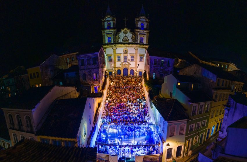  Funfun no Passo: Primeira apresentação da Orkestra Rumpilezz lota Escadaria do Passo