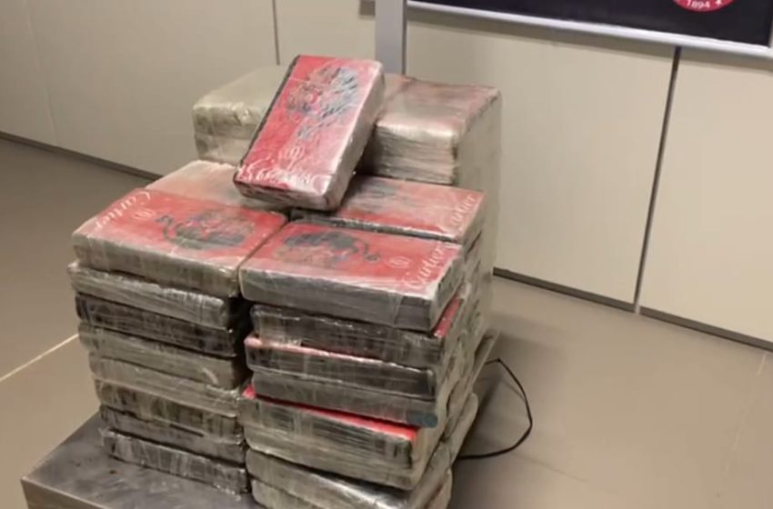  Polícia encontra cerca de 70 kg de cocaína em veículos que seriam utilizados para distribuir drogas