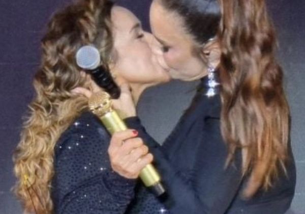  Ivete Sangalo beija Daniela Mercury em show no Rio de Janeiro