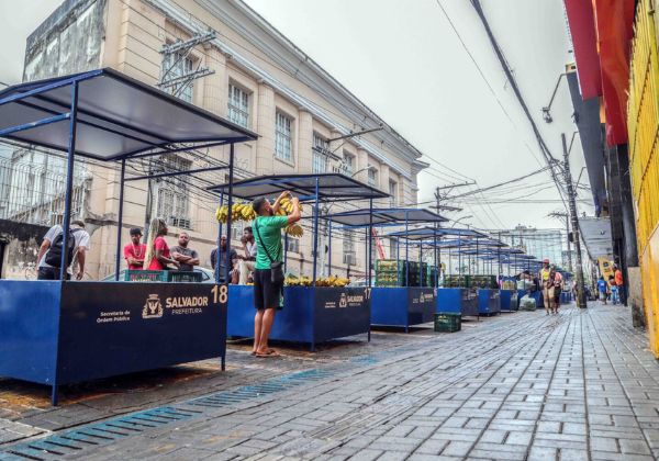  Prefeitura entrega novas barracas a ambulantes da Avenida Joana Angélica 