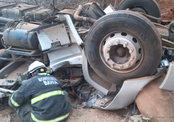  Bombeiros resgatam motorista preso às ferragens após carreta tombar na Bahia