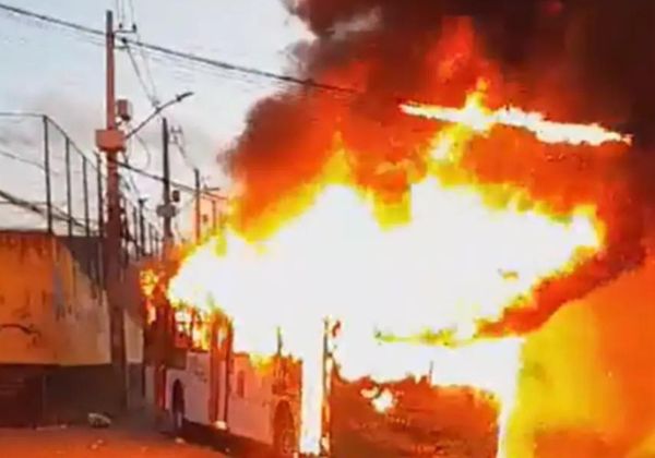  Ônibus é incendiado em Cajazeiras e serviço é interrompido no bairro