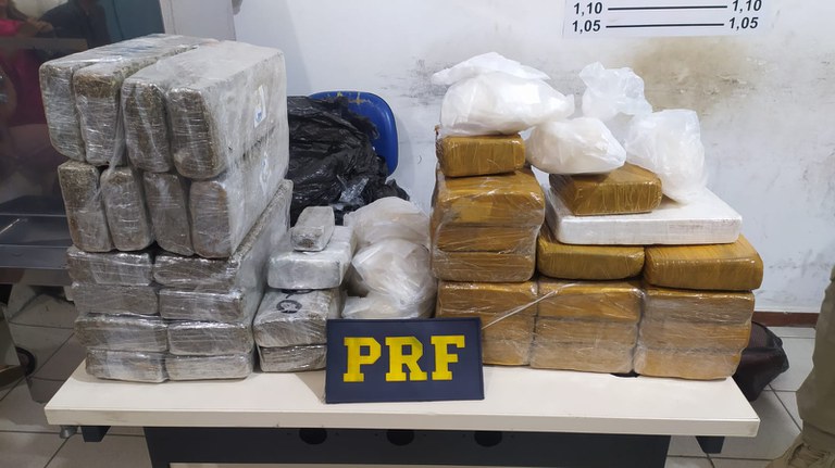  BA: PRF apreende 17kg de cocaína e 15kg de maconha em automóvel na BR 116