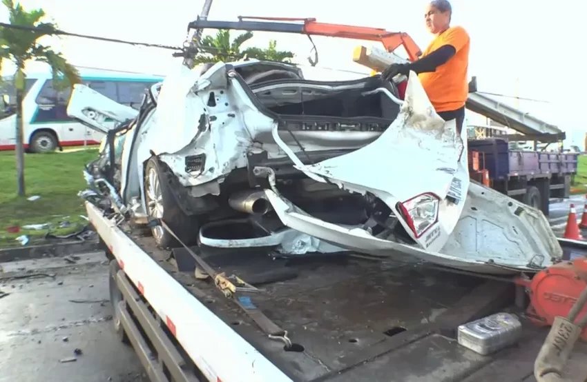  Dois homens morrem em acidente de carro na Avenida Paralela, em Salvador