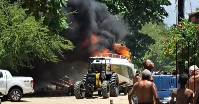  Lancha é consumida pelo fogo na Marina de Cacha Pregos