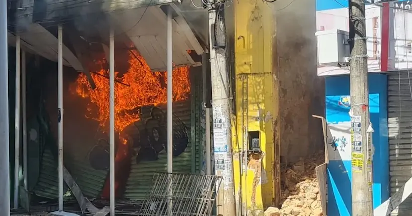  Casarão e loja de roupas pegam fogo na Avenida Sete