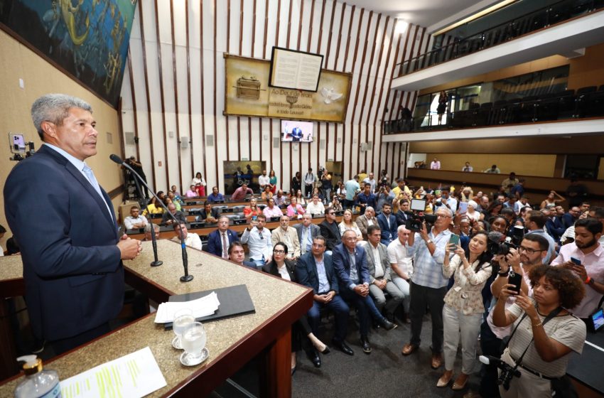  “Garantir a saída das pessoas da fome e da pobreza”, afirma Jerônimo ao entregar projeto de lei do Bahia Sem Fome à Alba