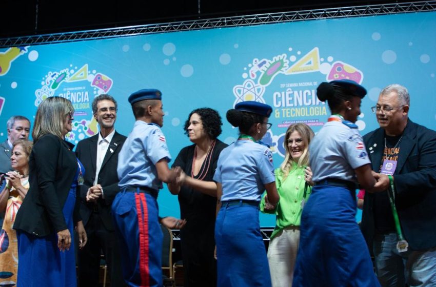  Alunos do CPM recebem medalhas da NASA pela descoberta de asteroides