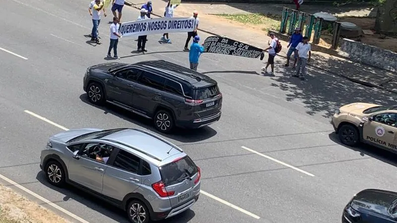  Protesto bloqueia entrada da rodoviária e provoca engarrafamento