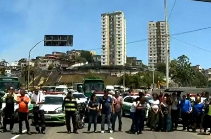  Agentes da Transalvador e Semob fazem protesto gerando congestionamento na Lapa