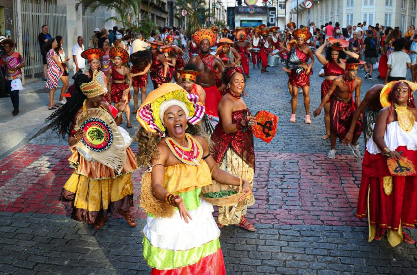  Desfile celebra ancestralidade negra com encontros inéditos de blocos afro e afoxés na Praça Castro Alves