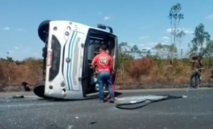  Ônibus capota na BR-101, na Bahia; uma pessoa morreu e 12 ficaram feridas