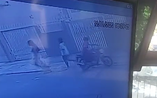  De moto, homem assalta duas mulheres no Costa Azul em Salvador; veja vídeo