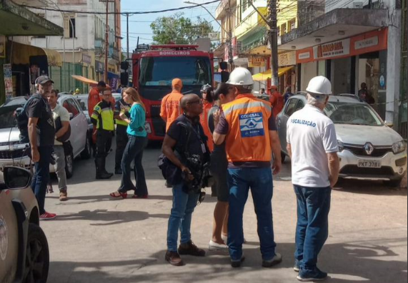  Desaba teto de restaurante no bairro Calçada e há vítimas