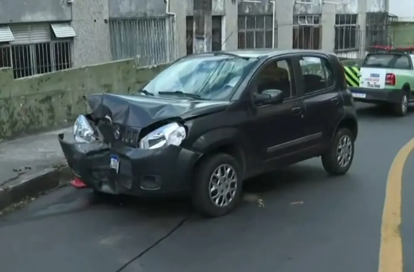  Carro bate em poste na ladeira do Matatu e motorista foge em Salvador