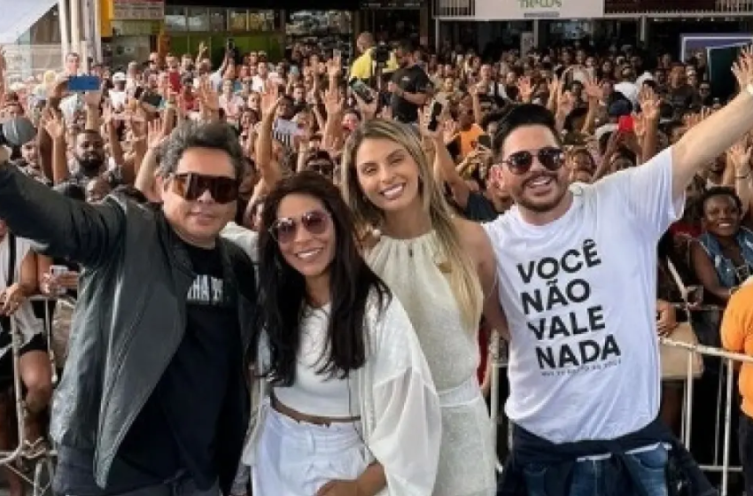  Calcinha Preta faz show surpresa em estação de metrô em Salvador