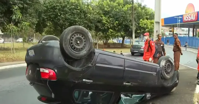  Motorista perde controle e carro capota na descida do Horto Florestal