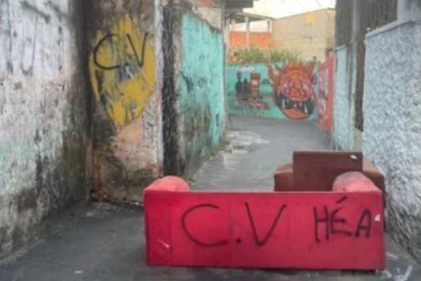  Bandidos de facção bloqueiam rua em Salvador