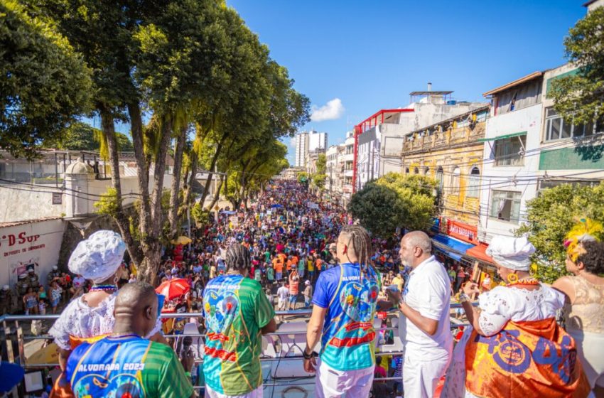  Caminhada do Samba traz clima carnavalesco com desfile de nove blocos no Centro de Salvador