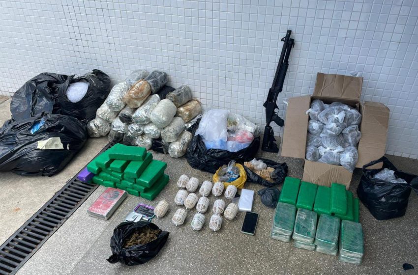  Rondesp Atlântico desmonta base de facção e apreende armazenamento de armas e drogas