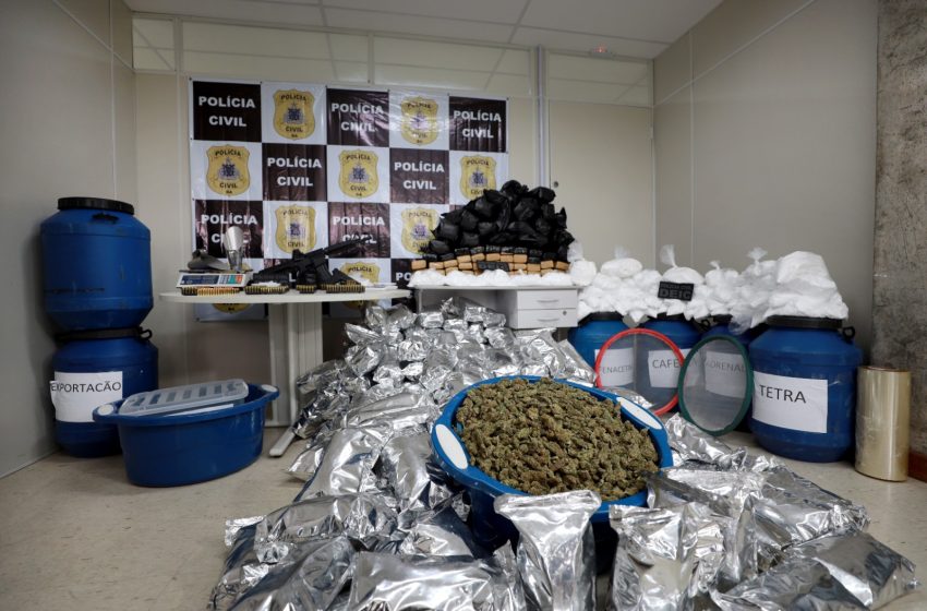  Polícia Civil desarticula laboratório de drogas na Praia de Ipitanga e faz apreensões em condomínio de luxo de Lauro de Freitas