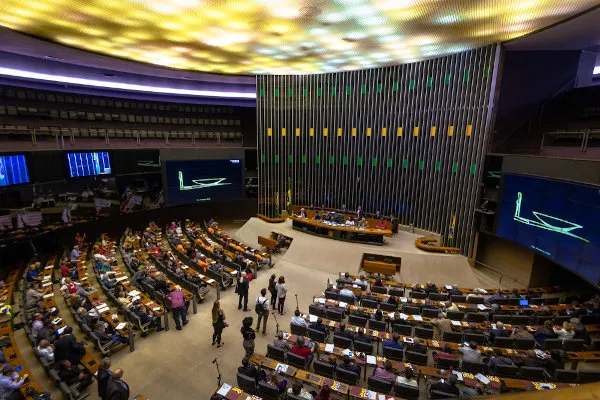  Câmara esconde lista de deputados que assinaram pedido de impeachment contra Lula