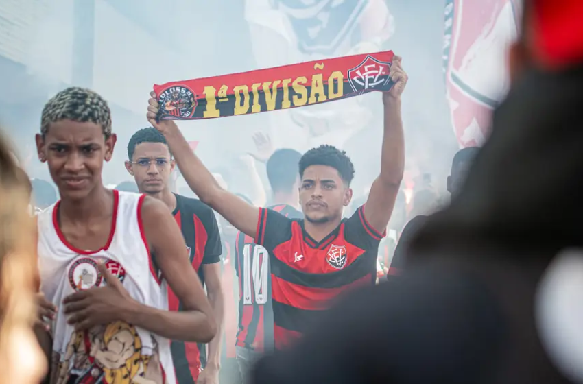  Torcida do Vitória se despede do time com festa no aeroporto antes de jogo decisivo