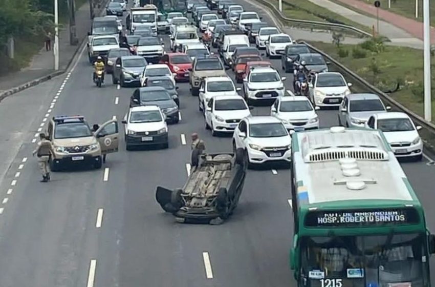  Carro capotou pela manhã na Avenida Paralela deixando trânsito engarrafado