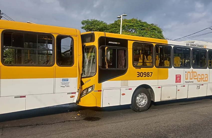  Acidente entre três coletivos deixa 21 passageiros feridos na Av. Suburbana em Salvador