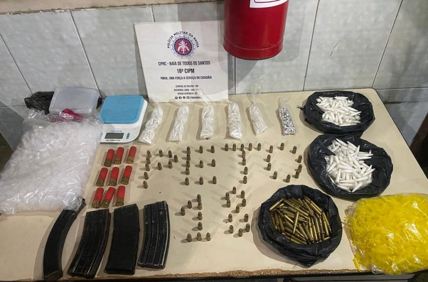  Polícia apreende cerca de mil porções de drogas, além de carregadores e munições de fuzil em Periperi