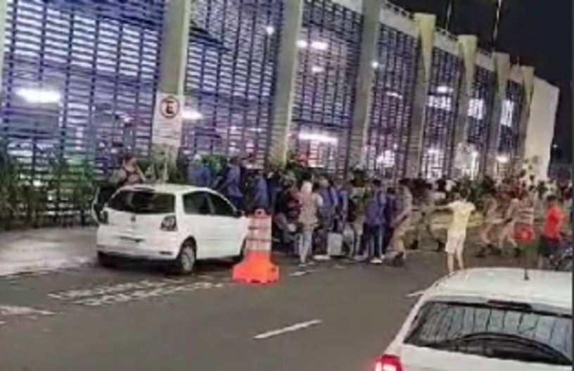  Torcida do Bahia recebe time com protestos após derrota para o América-MG; Polícia Militar é acionada