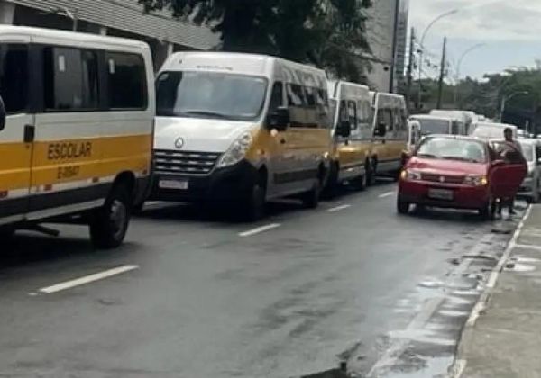  Motoristas de transporte escolar realizam protesto em Salvador