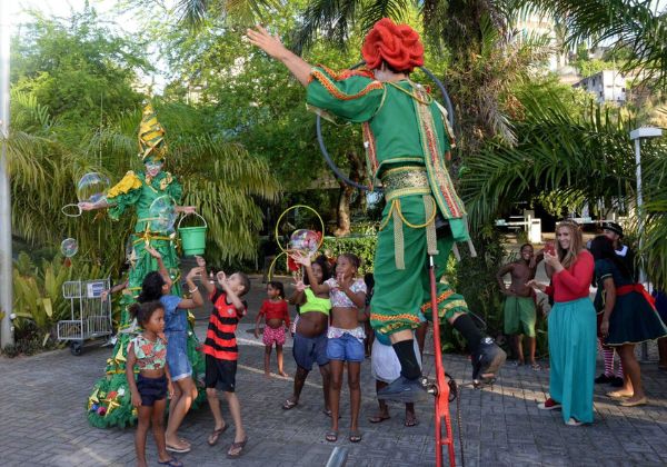  Prefeitura inaugura árvore flutuante na Praia da Preguiça com ação especial para 100 crianças