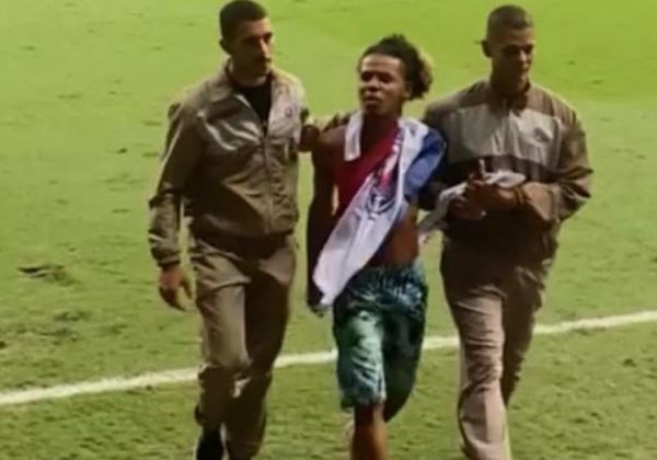  Torcedor do Bahia invade o campo após jogo contra Atlético-MG