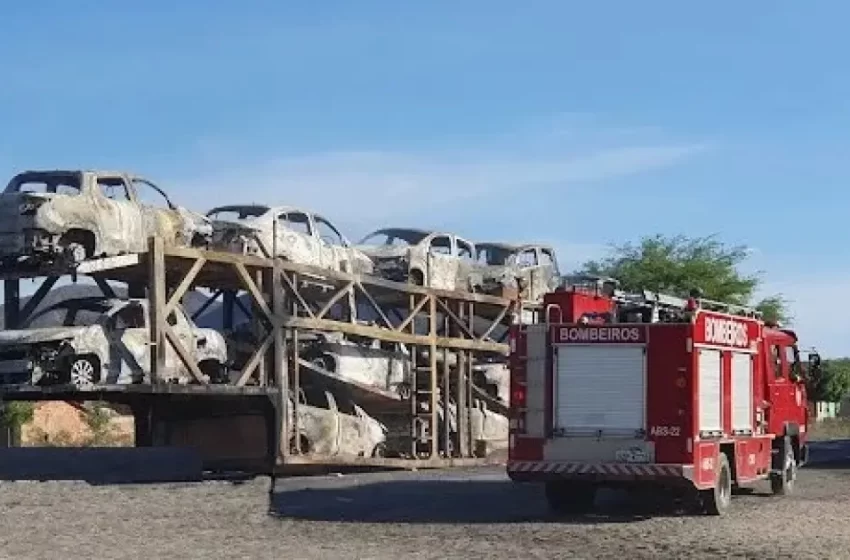  Caminhão que transportava veículos pega fogo na Bahia