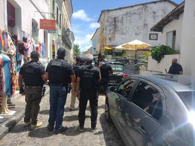  Três suspeitos de tráfico e roubo são presos no Centro Histórico