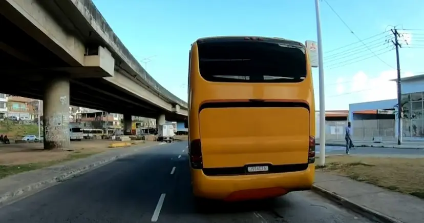  Ônibus quebrado deixa parte de pista na Rótula do Abacaxi interditada