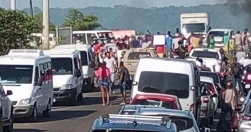  Grupo interdita rodovia no Recôncavo baiano e protesta contra lixão e fumaça gerada em local